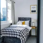 Modern 3Bed - Liverpool Centre - Parking - Sleep 5