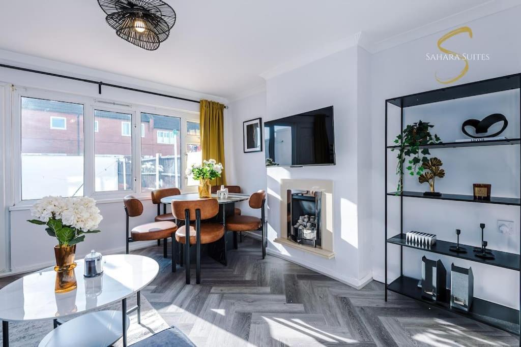 Holiday home Modern 3Bed - Liverpool Centre - Parking - Sleep 5 *